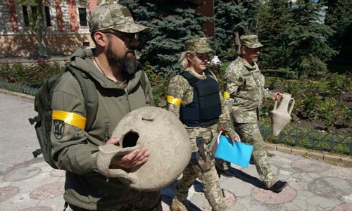 烏克蘭士兵在挖掘防御戰壕時發現了四世紀的骨灰盒